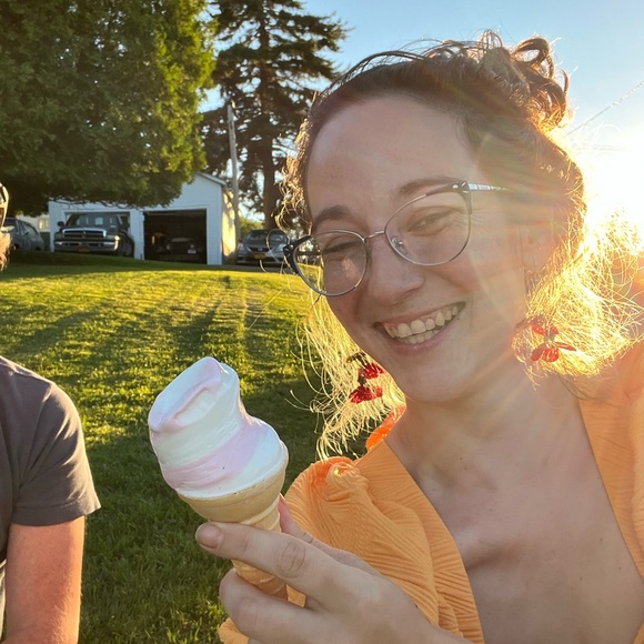 Meet your Posher, Kayla - Picture 3 of 6